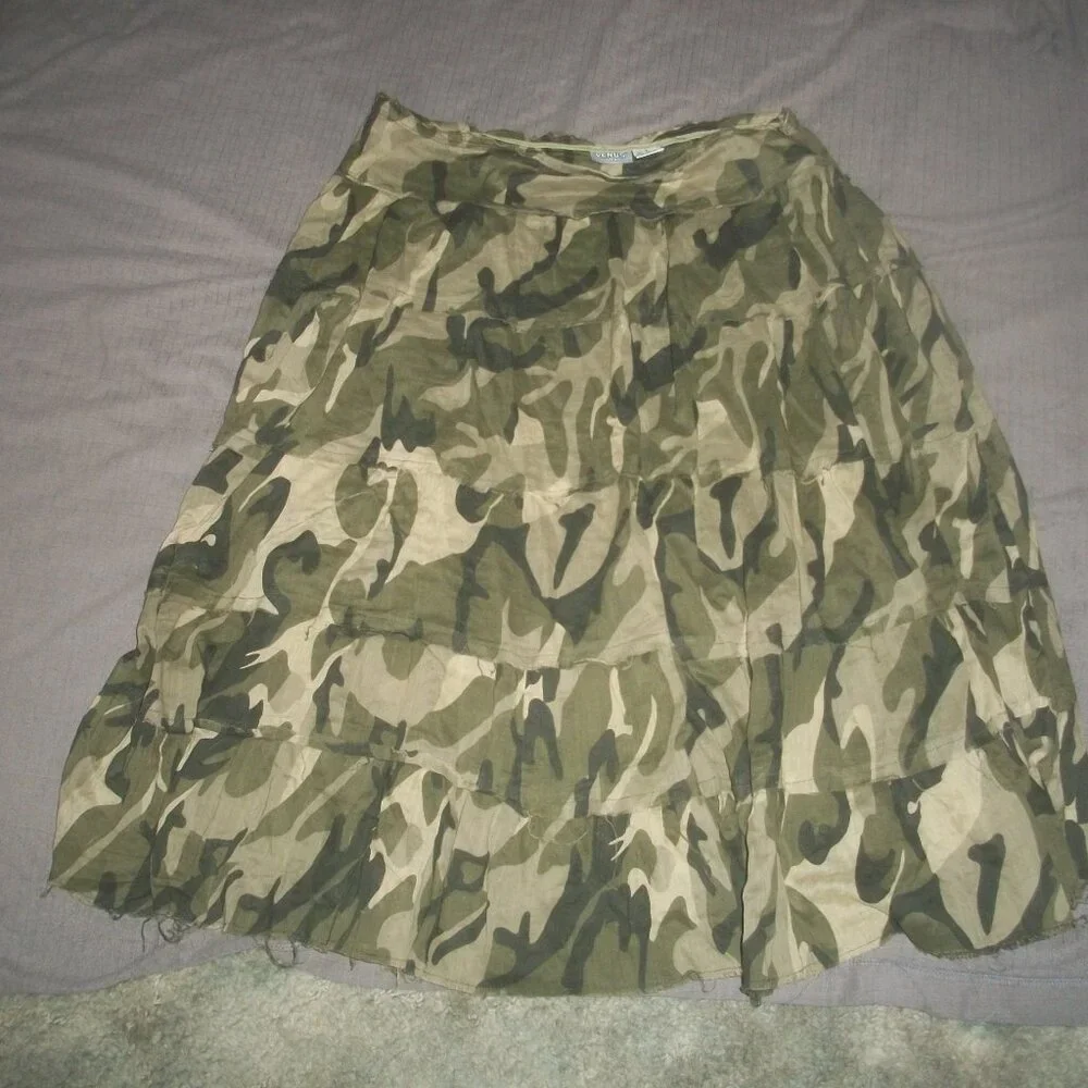 womens camo skirt.VENUS.lightly lined below knee.size small